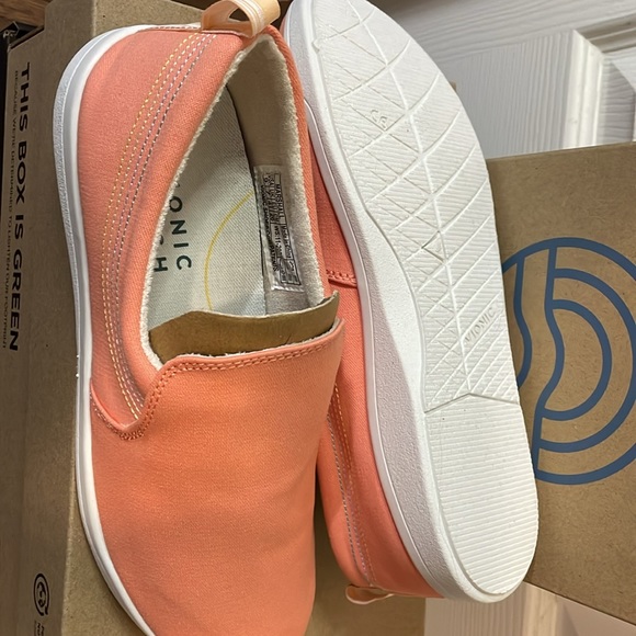 New in box Vionic beach slip on shoes size 9 - Picture 3 of 5